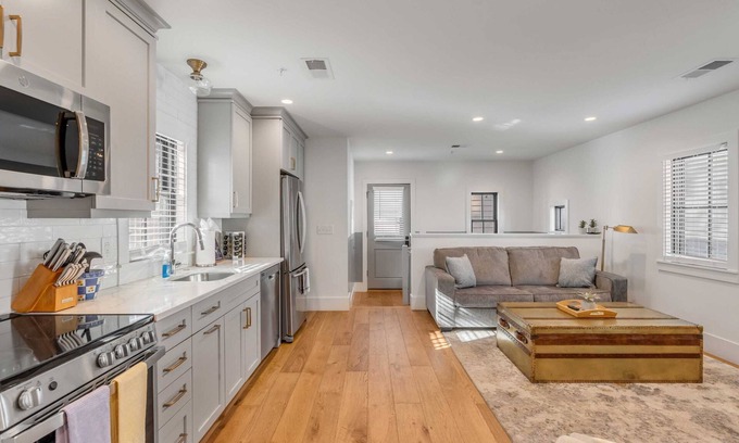 Radcliffeborough Apartment | The Palmetto House- D Close to King St!