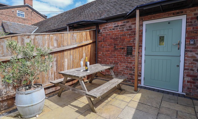 Wimbolds Trafford Cottage | THE PARLOUR, family friendly, character holiday cottage in Chester