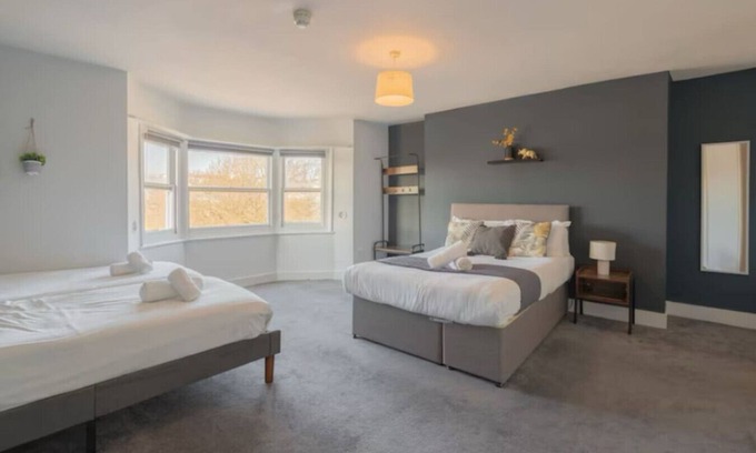 Brighton City Centre Apartment | The Pavilion Home | Sleeps 10 | FREE Parking