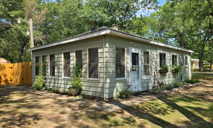 Caseville House | The Peach Cottage, By the Beach, Bring the Dog!