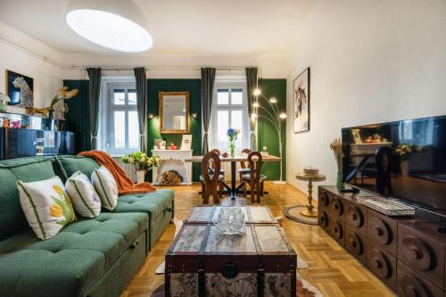 Belso-Ferencvaros Apartment | The Pearl with the Danube and Gellert Hill View