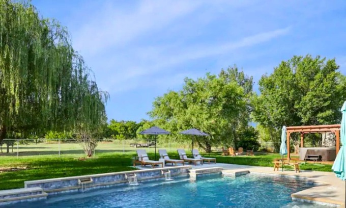 Ponder House | The Perfect Getaway 5BR/4BA with Pool and Hot Tub