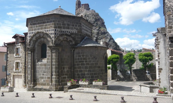 Aiguihe Apartment | The Petit Séguret at the foot of the Rocher d'Aiguilhe