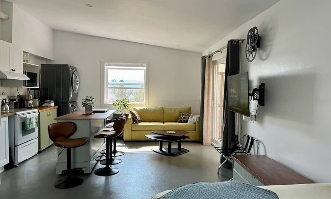 Grandes-Bergeronnes Apartment | The Pilot's Cabin with Solarium