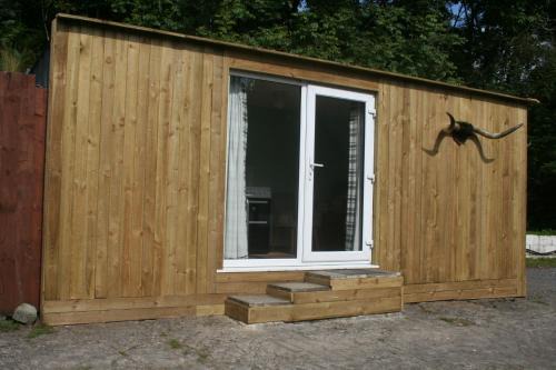 Mawr Apartment | The Pines Cabin - Farm Park Stay