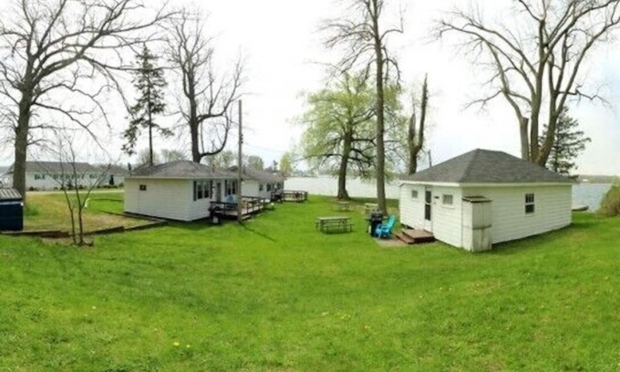 Leeds and the Thousand Islands Resort | The Pines Housekeeping Cottage - Gananoque - Cottage 1