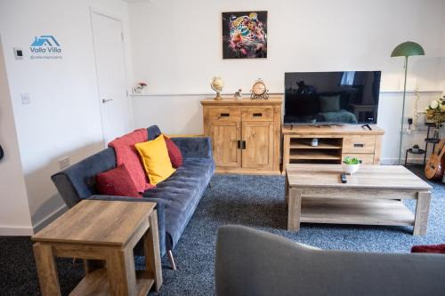 Northampton Villa | The Pines Villa 1 , Spacious 3BR , Home Cinema, Games & EV , Parking for 4 , Sleeps 10