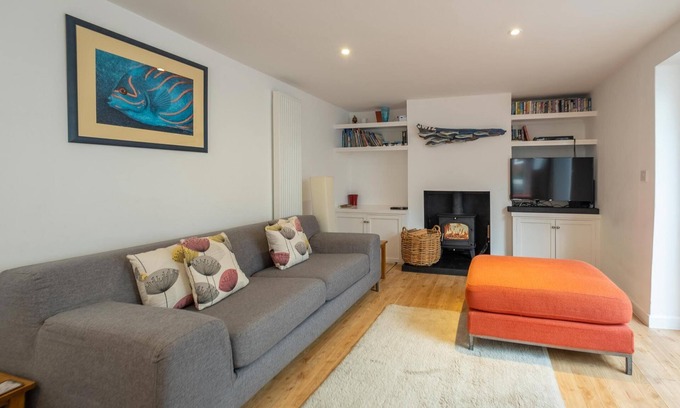 Aldeburgh Cottage | The Pink House, Aldeburgh - sleeps 10 guests in 5 bedrooms
