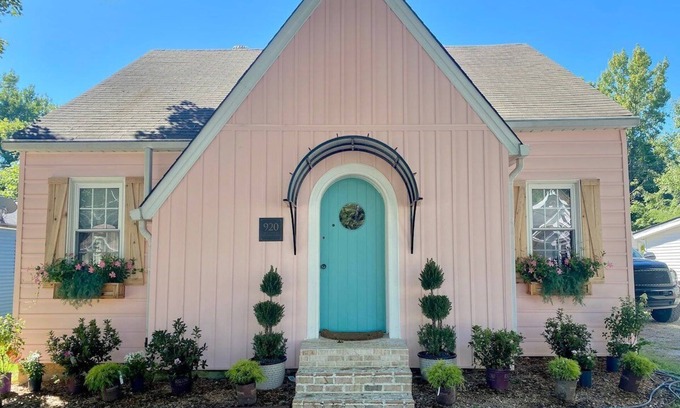 Clarksville House | The PINK HOUSE in Downtown Clarksville