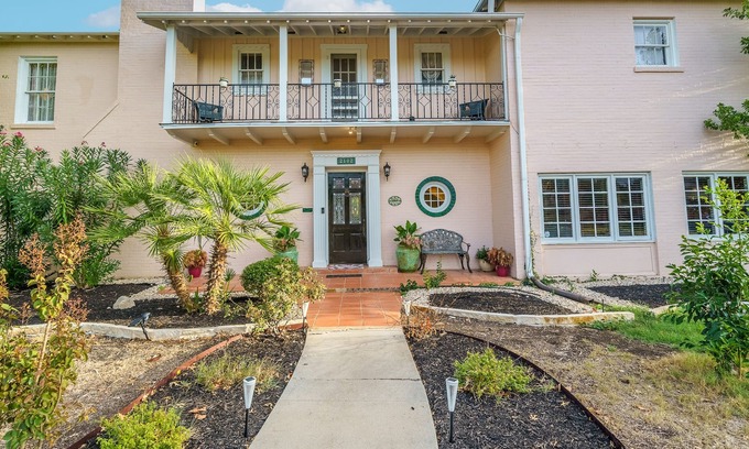 Jefferson House | The Pink Palace - A Historic Oasis - King Beds - Centrally Located
