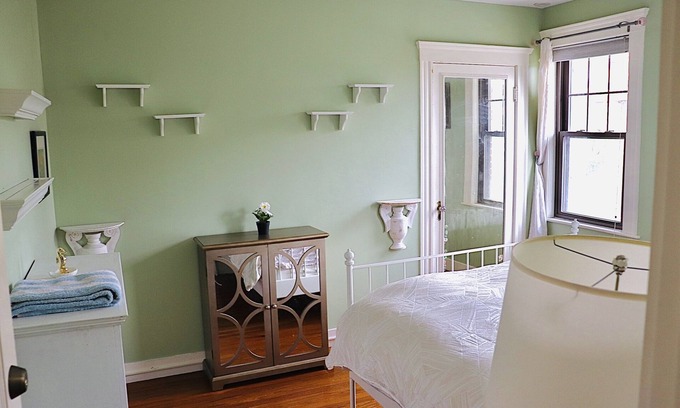 Oak Square Bed & Breakfast | The Pistachio Room at TPH - Boston