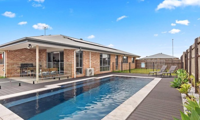 Urraween House | 'The Pool House' Spacious Family Stay at Hervey Bay