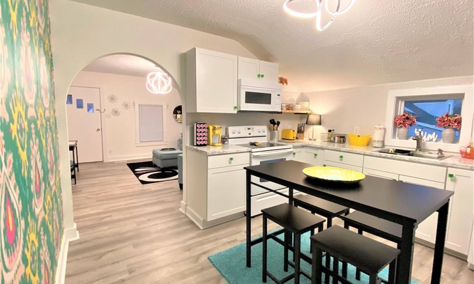 Livingston House | The Posh- Downtown by the square & park