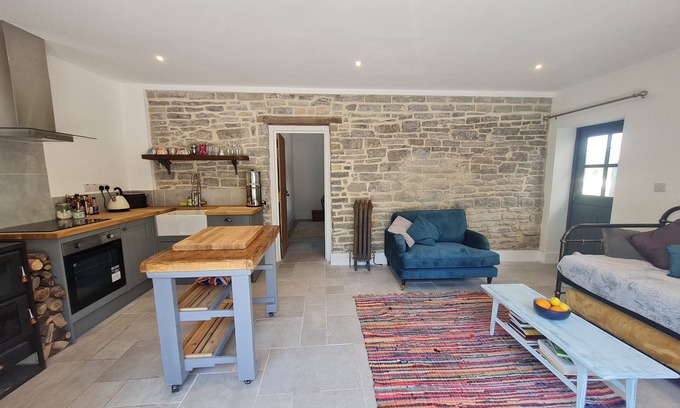 West Pennard Cottage | The Potting Shed - Dog Friendly Cottage with Fields to Roam near Glastonbury