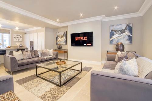 Bootham Apartment | The Presidential Suite, with Free Parking!