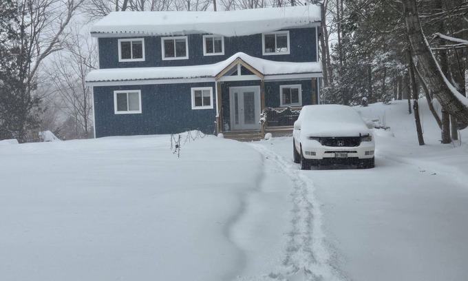 Tweed Cottage | The Pug House. Newly renovated, fully equipped cottage on Moira lake.