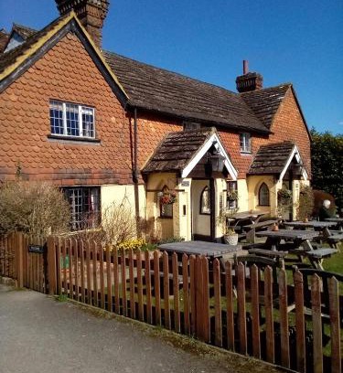 Barns Green Hotel | The Punchbowl inn Okewoodhill