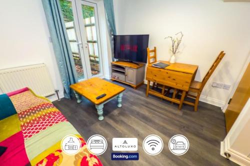 Hanham House | The Purple 5 Bedroom House By AltoLuxoExperience Short Lets & Serviced Accommodation With Free Parking