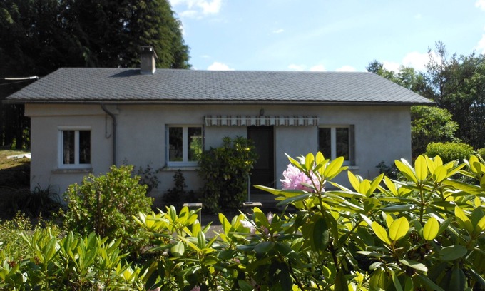 Saint-Etienne-de-Chomeil House | The quiet house on the hill