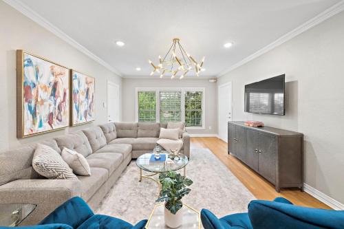 South Central Houston Apartment | The Queen’s Gambit II