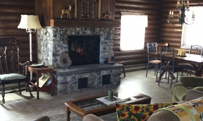 Sturgeon Bay House | The Quilted Log, a cozy, compact cabin In the woods, very clean, perfect for 4-6