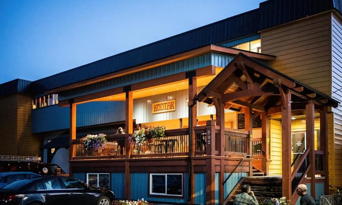 East Kootenay Hotel | The Raging Elk Adventure Lodging