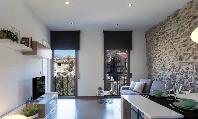 Ripoll Apartment | The Raval de Ripoll, Apartamento moderno con vistas al río y a la muralla
