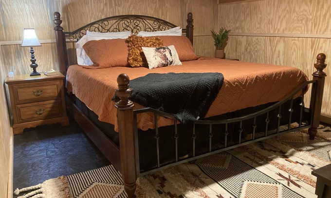 Taylorsville House | The Red Pony Inn. Farm friendly barn with a cozy apartment and beautiful scenery