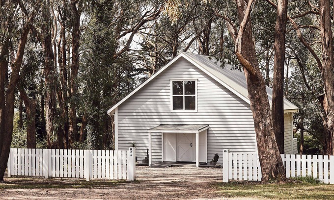 Main Ridge House | The Red Hill Barn is a boutique accommodation nestled within the gum trees.