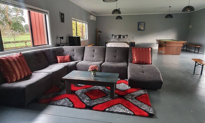 Matamata Bed & Breakfast | The Red ShednLarge modern studio on two peaceful acres, two minutes from CBD