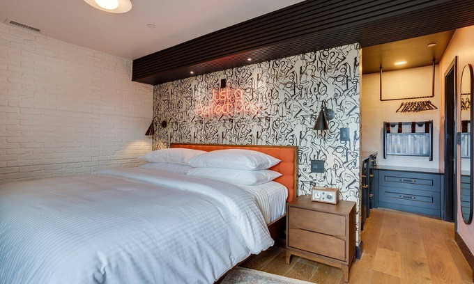 Newport House | The Reed @ The Louie Boutique Motel, Private Sauna! Walk to Everything!