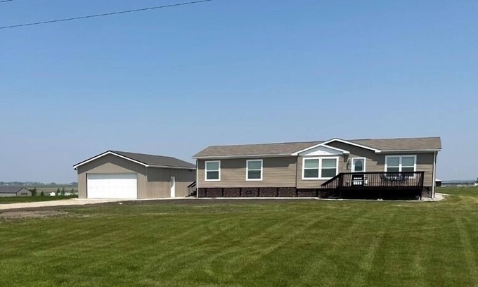 Devils Lake House | The Reel Deal in Devils Lake with Shop – Boat Launch Nearby