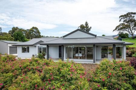 Kingston House | The Rest Retreat Getaway 15 Mins to CBD 3 Bed
