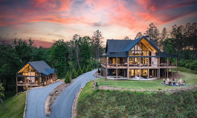 Ellijay Cabin | The Retreat at Oakwood – A High-End Stay for Large Groups & Gatherings