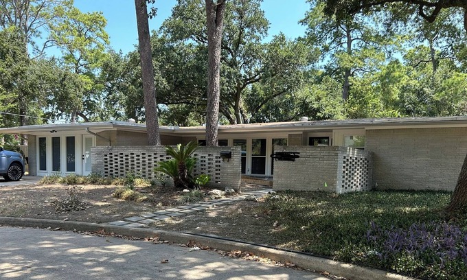 Spring Branch West House | The Retreat at Royal Oaks