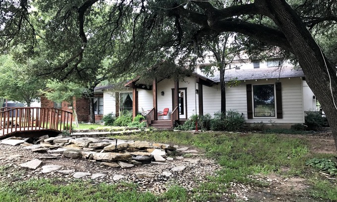 Rainbow House | The Retreat Center at Brazos House Retreat near Glen Rose, Texas