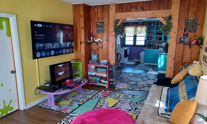 Manistee House | The Retro Retreat! A 90s inspired guest house w something 4 evry1! Pet-Friendly!