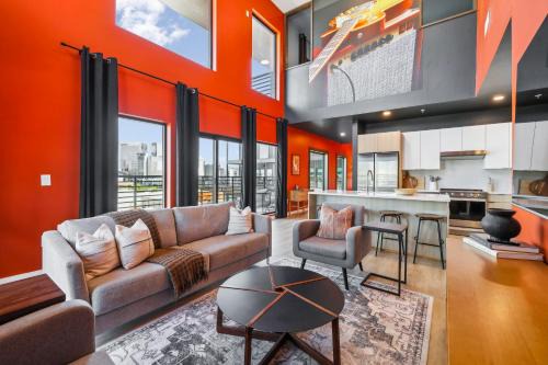 Downtown Nashville House | The Rhythm and Rooftop Penthouse Walk To Broadway with Pool and Amazing Views