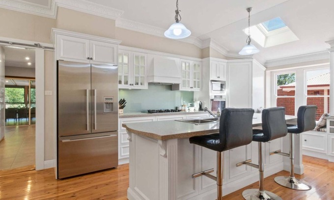 Turvey Park House | The Richardson - Spacious Entertaining, Sleeps 8