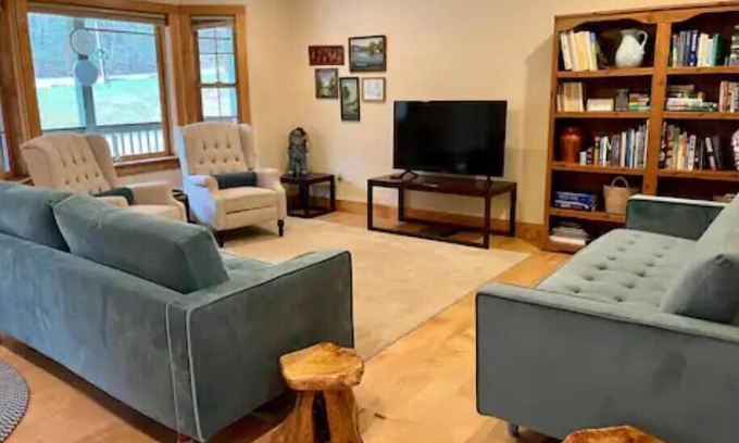 Fishs Eddy House | The River House: huge house with hot tub and game room