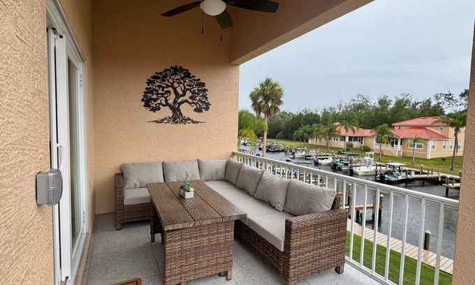 Homosassa Villa | The River House with boat slip and kayaks