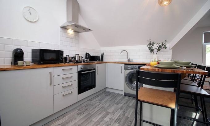 Caerau Apartment | The Roath by Stay South Wales - FREE Parking