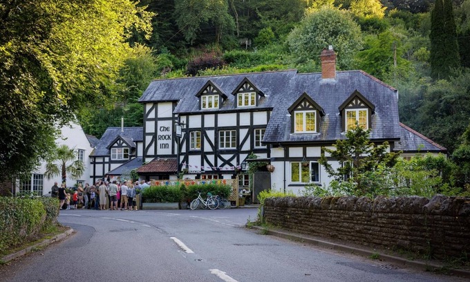 Waterrow Hotel | The Rockinn