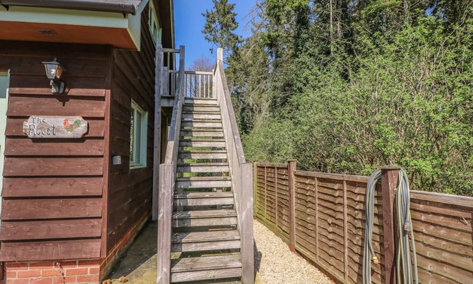 East Tytherley Apartment | THE ROOST, romantic, with a garden in East Tytherley
