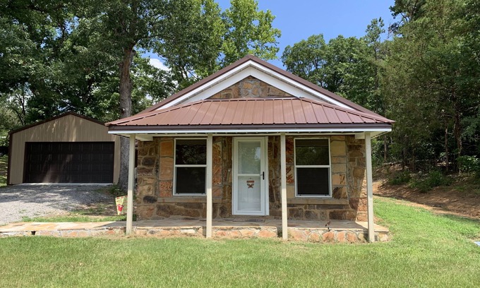 Centerville House | The Rose Creek Cottage, at base of Petit Jean Mountain sleeps 4