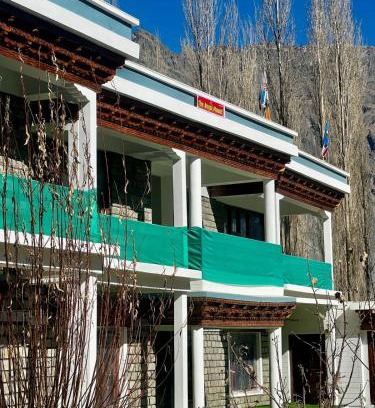 Hunder Hotel | The Royal Mount