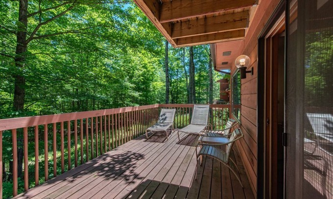 Baileys Harbor Condo | The Rushes 2BR Condo with Fireplace & Lakefront Views