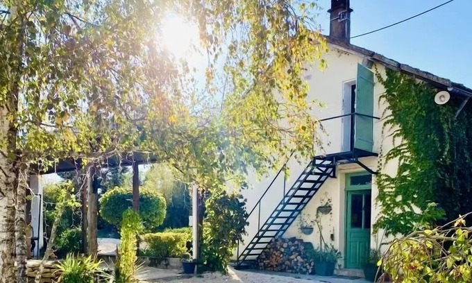 Saint-Pierre-le-Moutier Cottage | The Sage Lodge