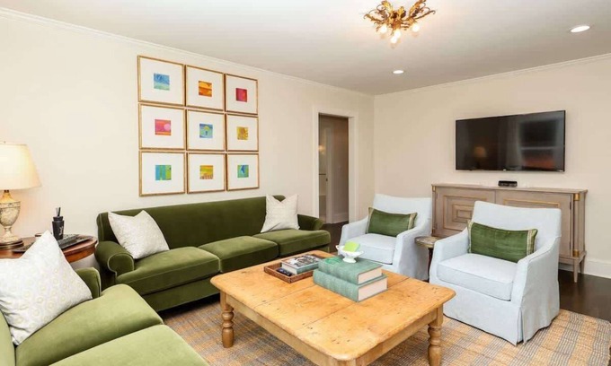 Oxford House | The Sage on Pierce by Apex Short Term Stays