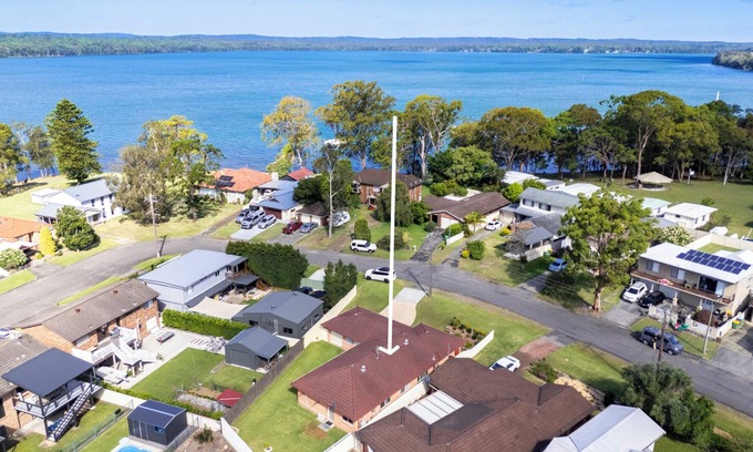 Mannering Park House | The Sailor's Haven - 200m from Boat Ramp!